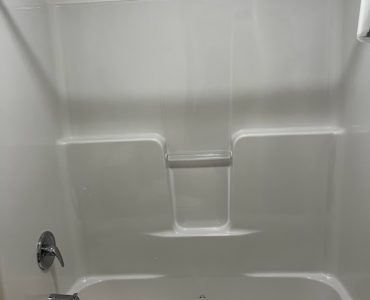 1 piece bathtub/shower